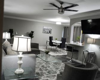 Luxury 2bd 2bth Condo w/King /2 separate twin beds - Grand Prairie - Living room