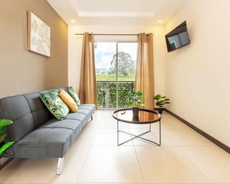 Blvd Park 2 Bdr Apartment With Pool & Gym - Heredia - Living room
