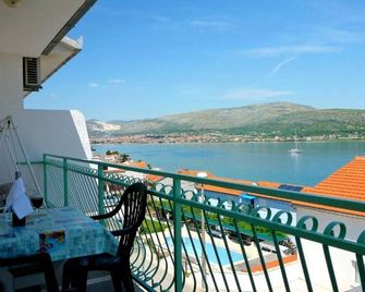 Beachfront Mastrinka Apartments with Sea View - Trogir - Balkon