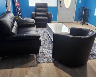 Charming 2-Bedroom House With Wifi & Ac @ Seatacairport - SeaTac - Salon