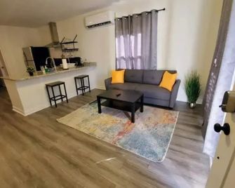 Lakewood Lyon Park Renovated Cottage Near Duke 26A - Durham - Living room