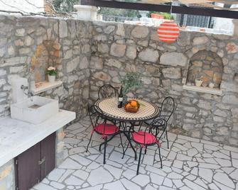 Adorable home with private terrace - Kaprije - Patio