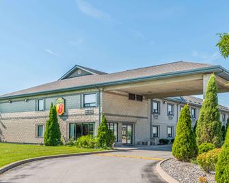 Super 8 by Wyndham Ambassador Bridge Windsor ON - Windsor - Rakennus