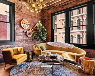 Velvet Vault - Spacious loft & walk to Broadway - Pleasant View - Lounge