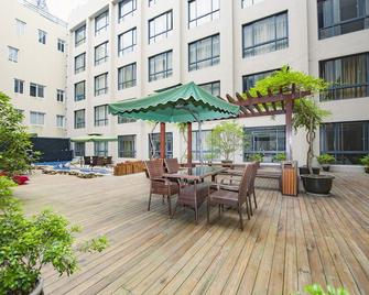 Maison New Century Hotel - Zhoushan - Patio