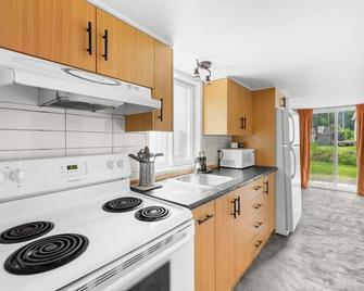 Spa and River - Le Petit Cocon - Château-Richer - Kitchen