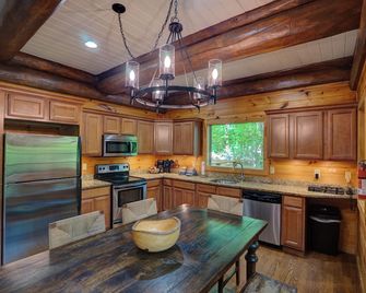 Watershed 6 - Spacious 3 Story Cabin that can Sleep up to 12 People! - Almond - Kitchen