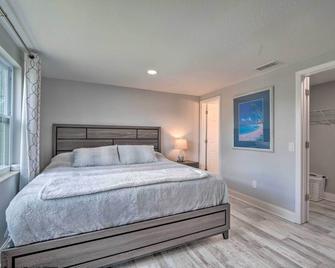 Relaxing Port Richey Getaway w/ Lanai & Pool! - Port Richey - Bedroom
