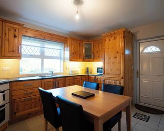 Skyline Escape by Mount Brandon - Ballydavid - Kitchen