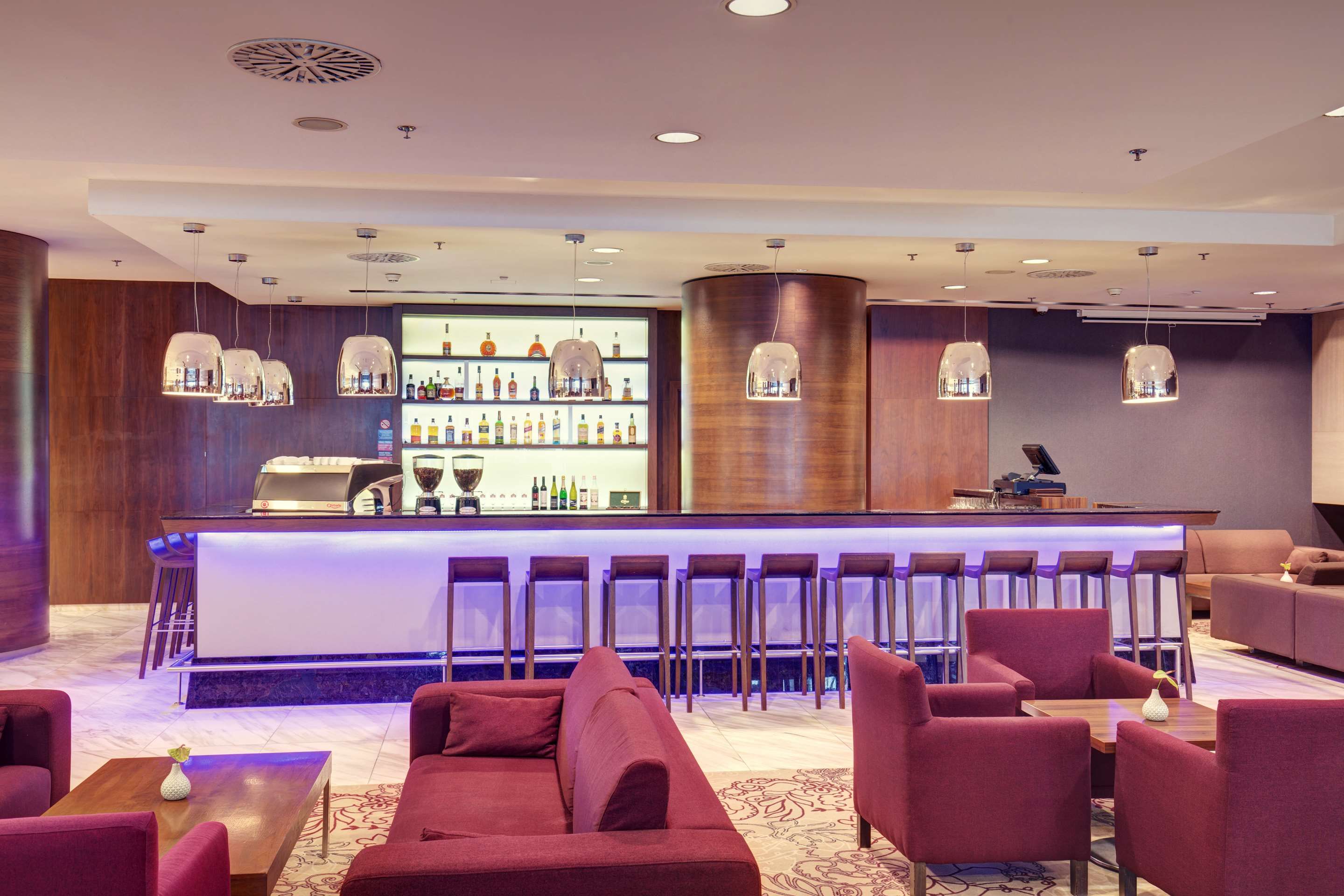 دبل تري باي هيلتون هوتل كوستس - كوسيتش - بار