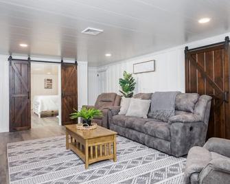 Backyard Getaway•Amish Farmland•Hot tub•Fire pit - Bird in Hand - Living room
