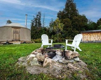 Secluded Yurt on 100+ Acre Tree Farm - Port Perry - Patio