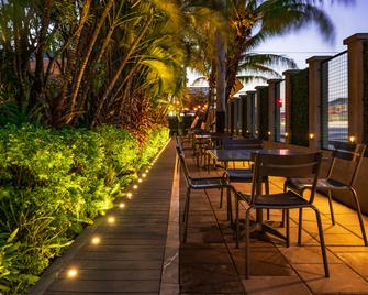 جراند كوستال هوتل - جورج تاون - شرفة مرصوفة