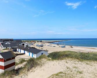 Serene Holiday Home in Jutland With Terrace - Nørre Vorupør - Playa
