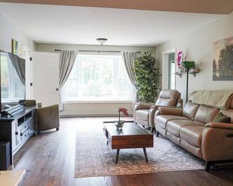 The Grand Riverhouse: Enjoy the Fall Colors and Outdoor Activities on 76 Acres of Scenic Beauty - Eaton Rapids - Living room