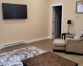 Breckenridge Suites #7 - The King's Suite - Cozy 1-Bedroom with Full Kitchen - Grove City - Sala de estar