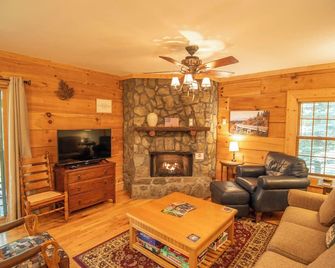Prime Location- Secluded, Fire Pit, Covered Decks! - West Jefferson - Soggiorno