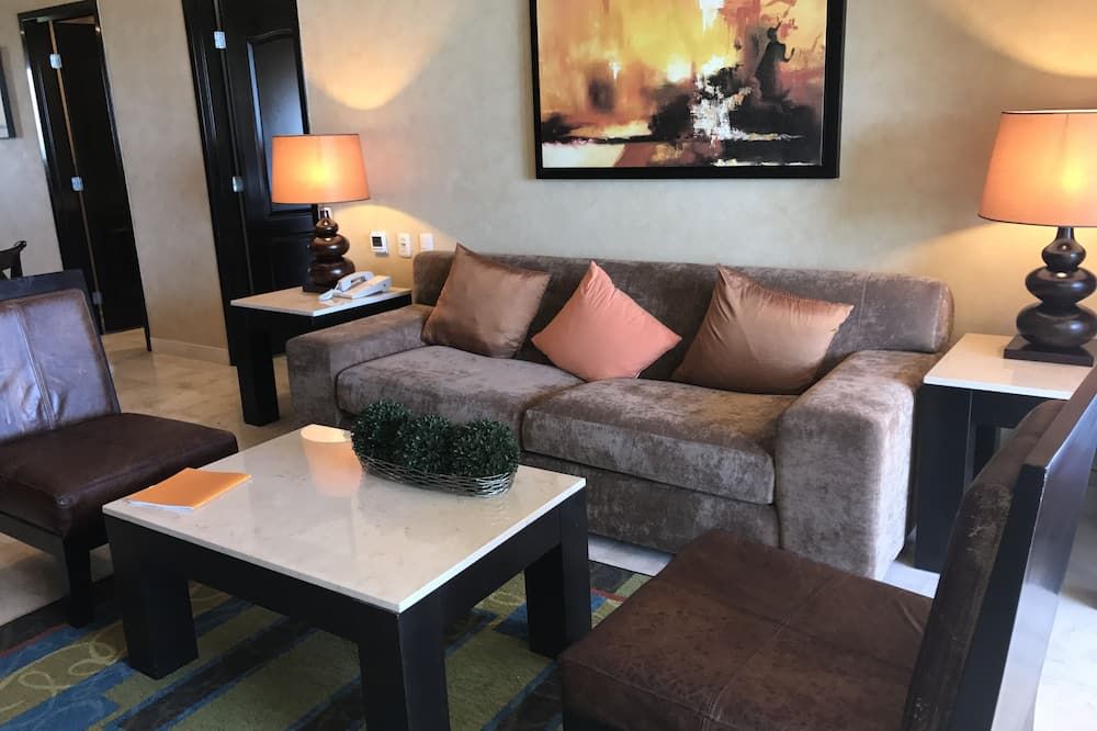 Escape The Winter Blues In Cancun At A 5-Star Resort 1br/2ba Ocean Front Suite - איסלה מוחרס - סלון