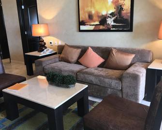 Escape The Winter Blues In Cancun At A 5-Star Resort 1br/2ba Ocean Front Suite - Isla Mujeres - Olohuone