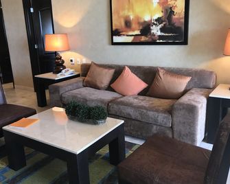 Escape The Winter Blues In Cancun At A 5-Star Resort 1br/2ba Ocean Front Suite - איסלה מוחרס - סלון