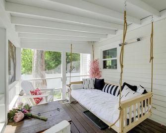 Renovated Bloomington Home - Steps to Campus! - Bloomington - Living room