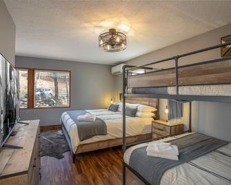 Blue Eagle Lodge - Linville - Bedroom