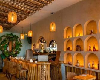 Buddha House Hotel and Cocktail Bar - Vlorë - Bar