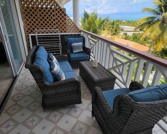 Spectacular Grace Bay View studio - Short Walk to Beach, Restaurant and Bars - Providenciales - Balkon