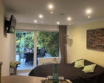 AusZeit guest apartment with terrace near the airport - Rösrath - Schlafzimmer