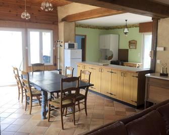 Farm cottage with fireplace on the banks of the river Loir - Dissay-sous-Courcillon - Comedor