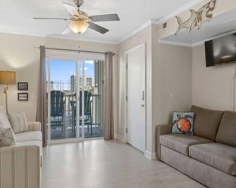 Life's a Beach - walk to everything in historic Carolina Beach! condo - Carolina Beach - Living room