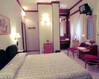 Hotel Italia - Mantua - Bedroom
