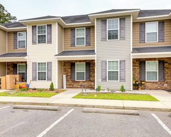 Havelock Home Private Yard, 2 Mi to Cherry Point! - Havelock - Gebouw