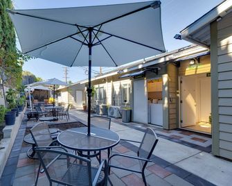 2 Blocks to Main St: Foodie's Paradise in Alhambra - Alhambra - Pátio