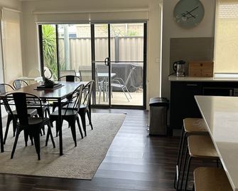 Bundalong on Clarke a spacious family home - 분달롱 - 다이닝룸