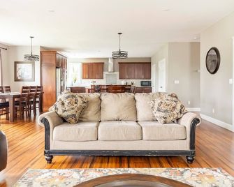 Upscale custom home designed for large groups - Hillsboro - Living room