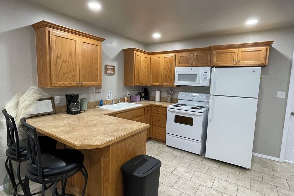 Bewitching and Clean- 2 Bedroom Duplex - Ada - Keuken