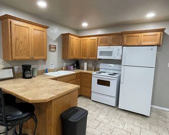 Bewitching and Clean- 2 Bedroom Duplex - Ada - Keuken