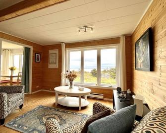 Fantastic ocean view! Relax at this peaceful getaway - Grand Bank - Living room
