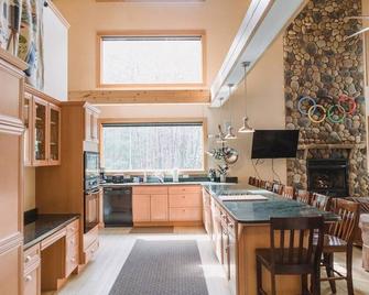 Olympic Dreams: Hot Tub, Sauna, A/C, at Whiteface! - Wilmington - Küche