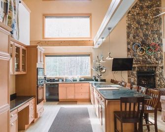 Olympic Dreams: Hot Tub, Sauna, A/C, at Whiteface! - ويلمنغتون (نيويورك) - مطبخ