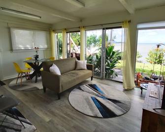 Relaxing oceanfront home overlooking Kaneohe Bay - Kaneohe - Living room