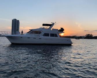 Stay On A 60ft Yacht In Miami With A Jet Ski - Aventura - Beach