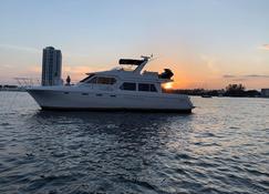 Stay On A 60ft Yacht In Miami With A Jet Ski - Aventura - Playa