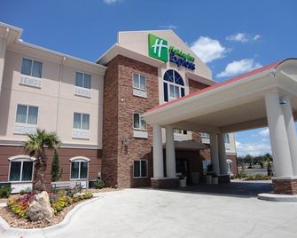 Holiday Inn Express Kenedy By IHG - Kenedy - Budova