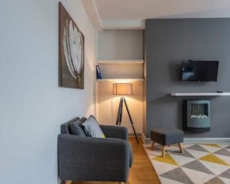 Spacious Central Chic Apartment - Simplycheckin - Winchester - Living room