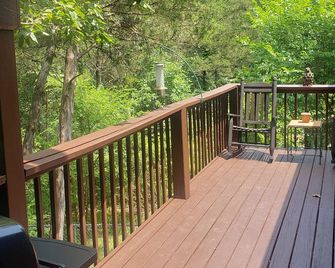 Cozy peaceful cabin with games, massage chair and fire pit! Bring your kayaks!! - Golden - Balcony