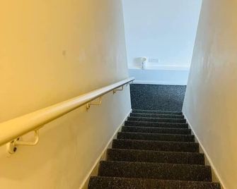 Stunning 2-bed House in Chatham - Chatham - Schodiště