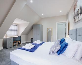Crown Place 2 & 3 Bedroom Luxury Apts with Parking in Shepperton By 360Stays - Shepperton - Bedroom