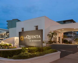 La Quinta Inn & Suites by Wyndham Oceanfront Daytona Beach - דייטונה ביץ' - בניין